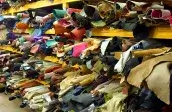 Pasillo entre los estantes de pieles en METAFORA