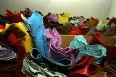 Pasillo entre los estantes de pieles en METAFORA